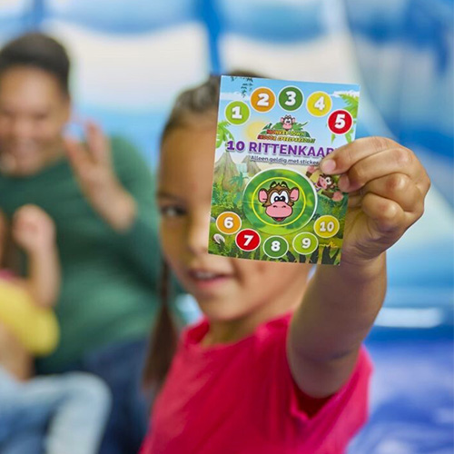 Kind toont 10-rittenkaart voor entree bij Monkey Town