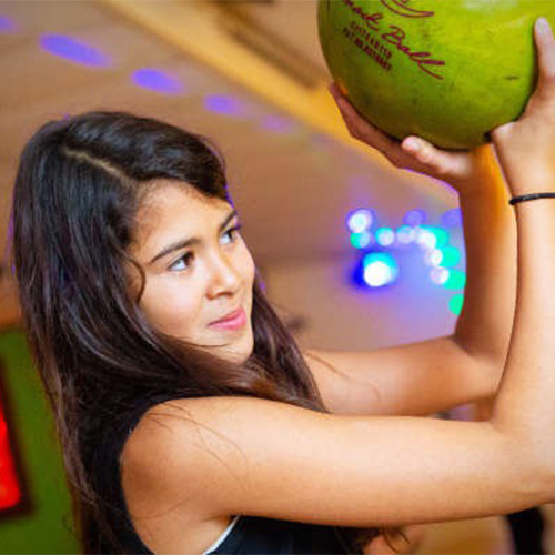 Kinderen spelen Fun Bowling in Monkey Town tussen dierenprints