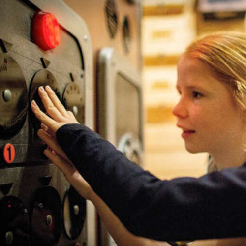 Kinderen lossen puzzels op in de Kids Escape Room van Monkey Town