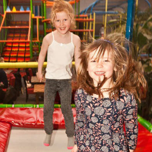 Kinderen springen in de Trampoline Zone van Monkey Town